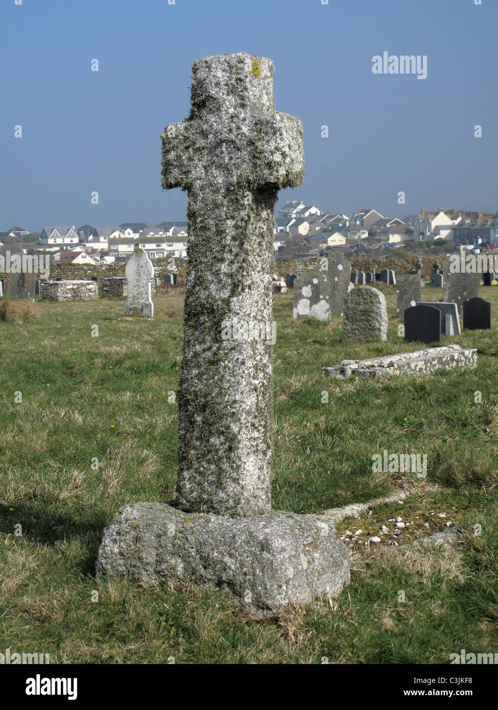 Flechten bedeckt Granit Stoner Kreuz auf einem Friedhof, Tintagel, Cornwall, März Stockfoto