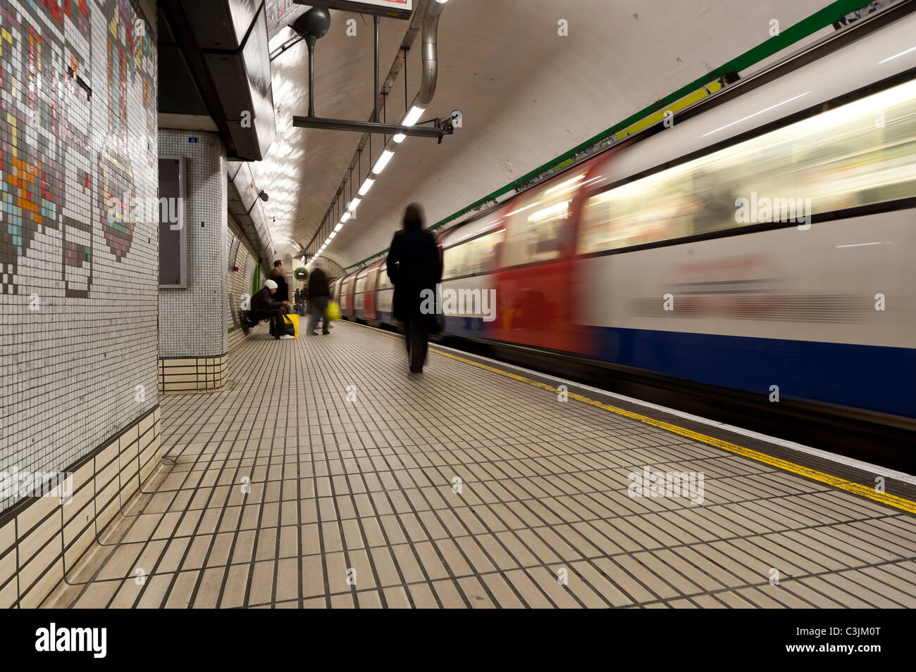 U Bahn in Gang gesetzt Stockfoto