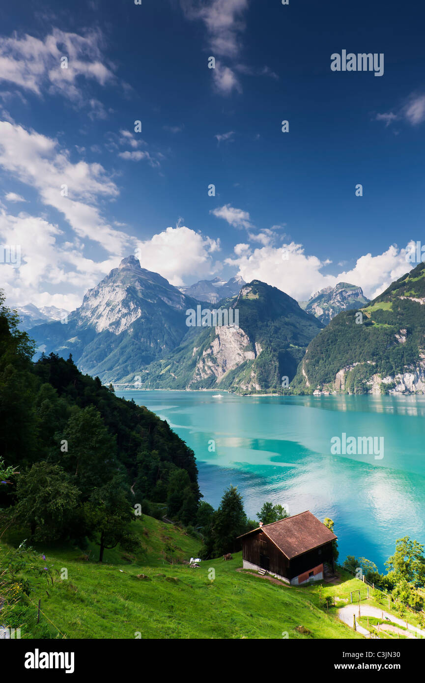 Blick auf einen Bergsee mit Haus in der Schweiz Stockfoto