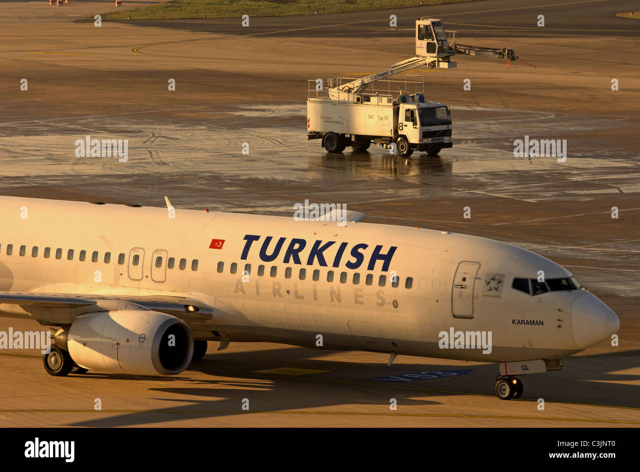 Türkische Fluggesellschaft Boeing 737, Düsseldorf International Airport, Deutschland. Stockfoto