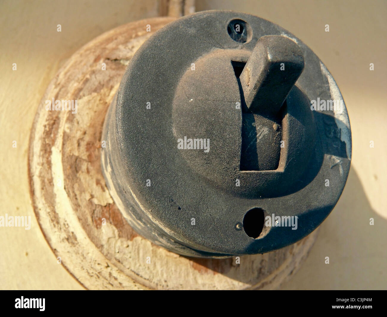 Nahaufnahme eines alten elektrischen Wandschalter in aus-Stellung Stockfoto