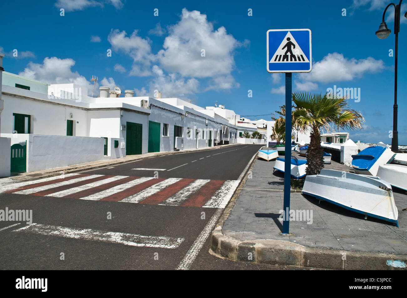 dh ARRIETA LANZAROTE Fußgänger Überquerung weißen Häuser Lanzarote village Stockfoto