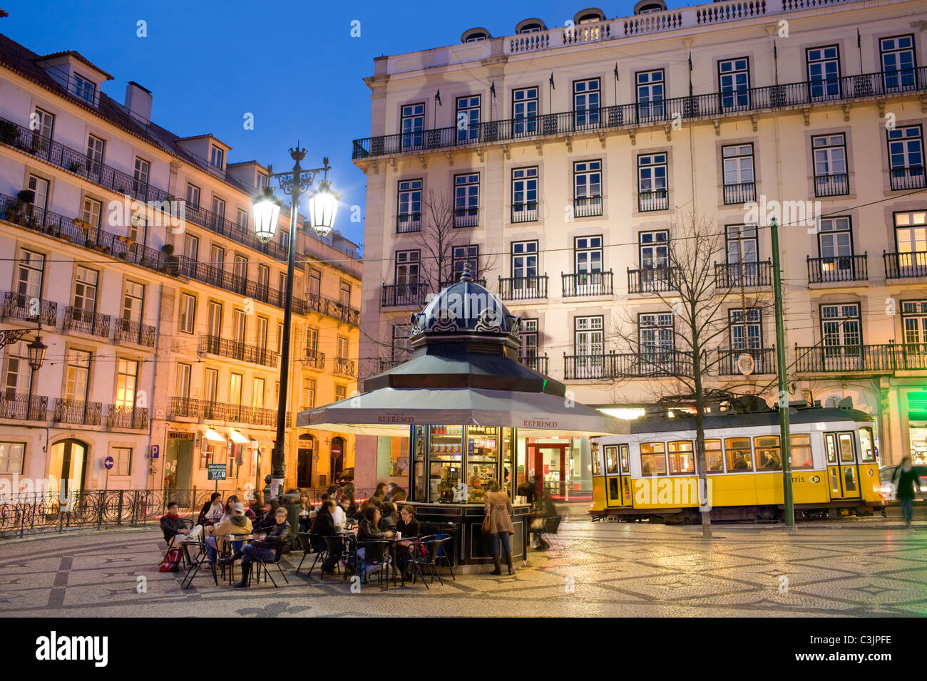 Kiosk für Erfrischungen und Tram 28 Halt an Praça de Camoes, Lissabon, Portugal Stockfoto
