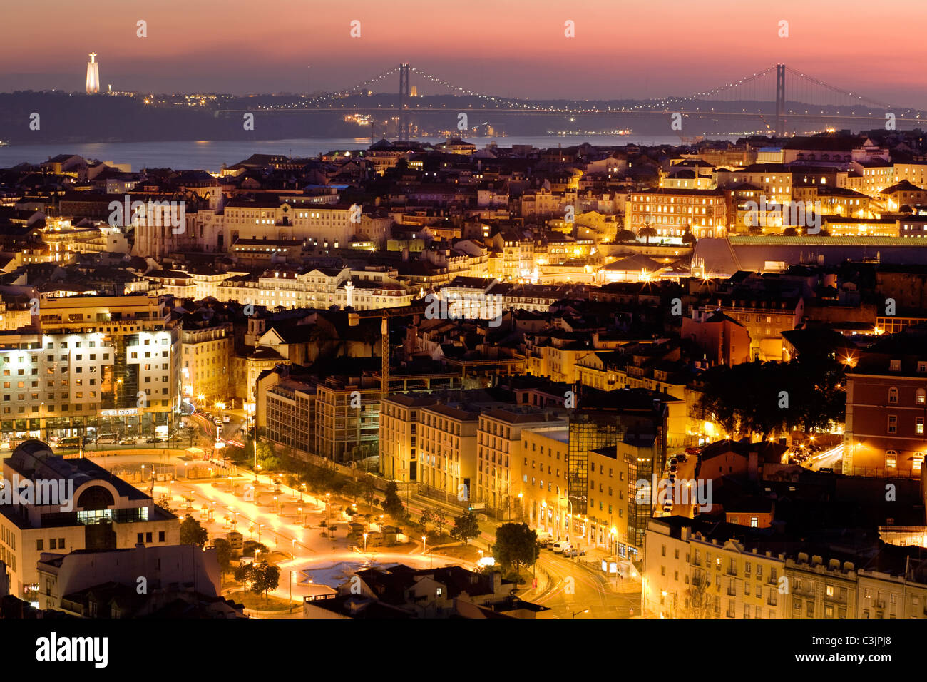 Lissabon Portugal Skyline zeigt Martin Moniz und 25 April Brücke über den Tejo Stockfoto