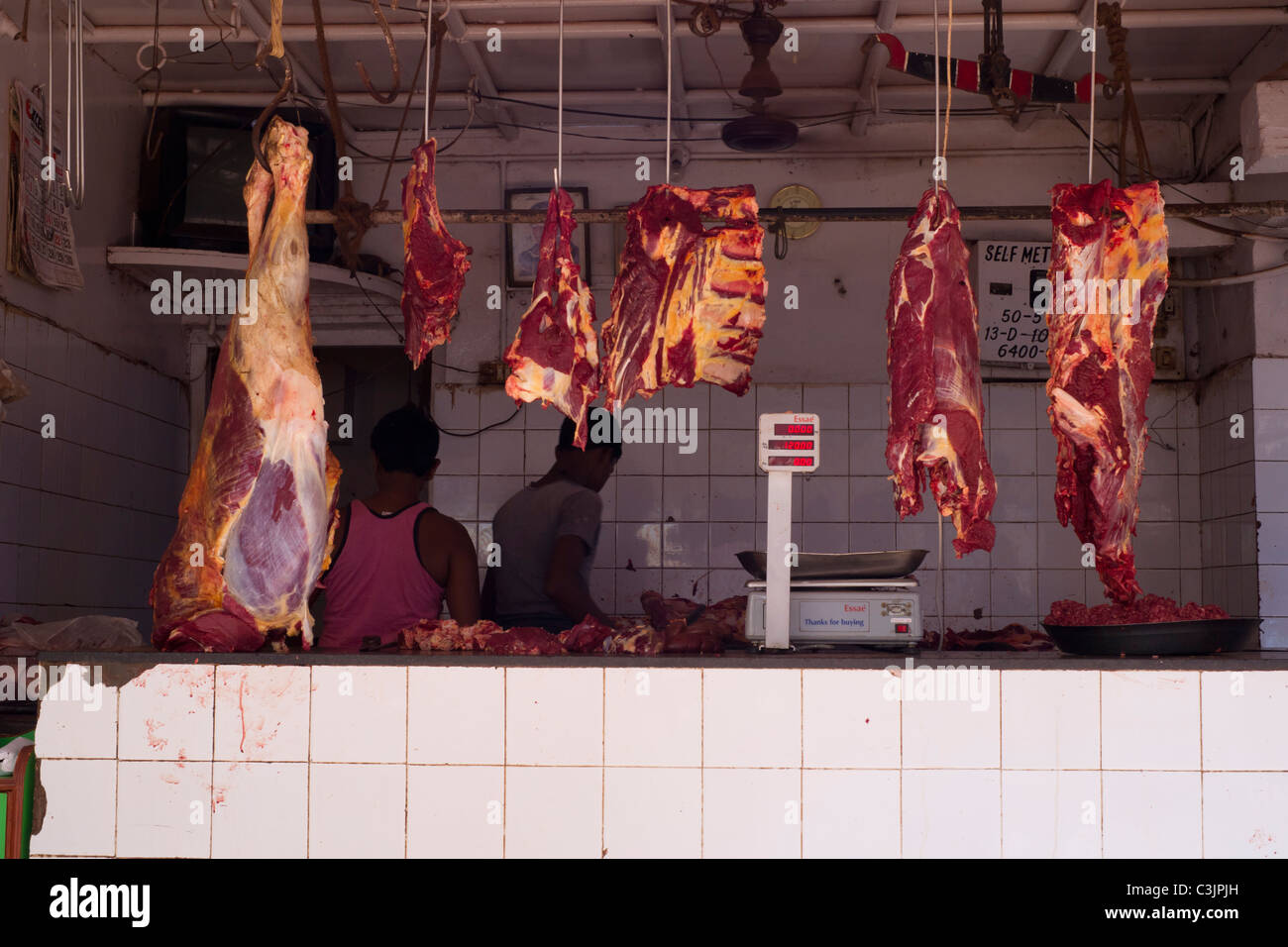 Halal-Fleisch in Calangute Markt Goa aufhängen. Stockfoto