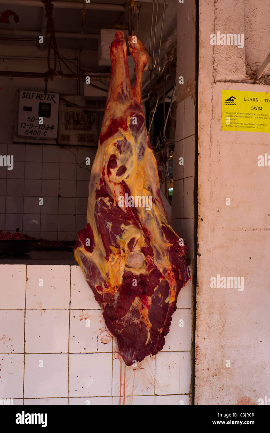 Bein von Rindfleisch in Calangute Markt Goa aufhängen. Stockfoto
