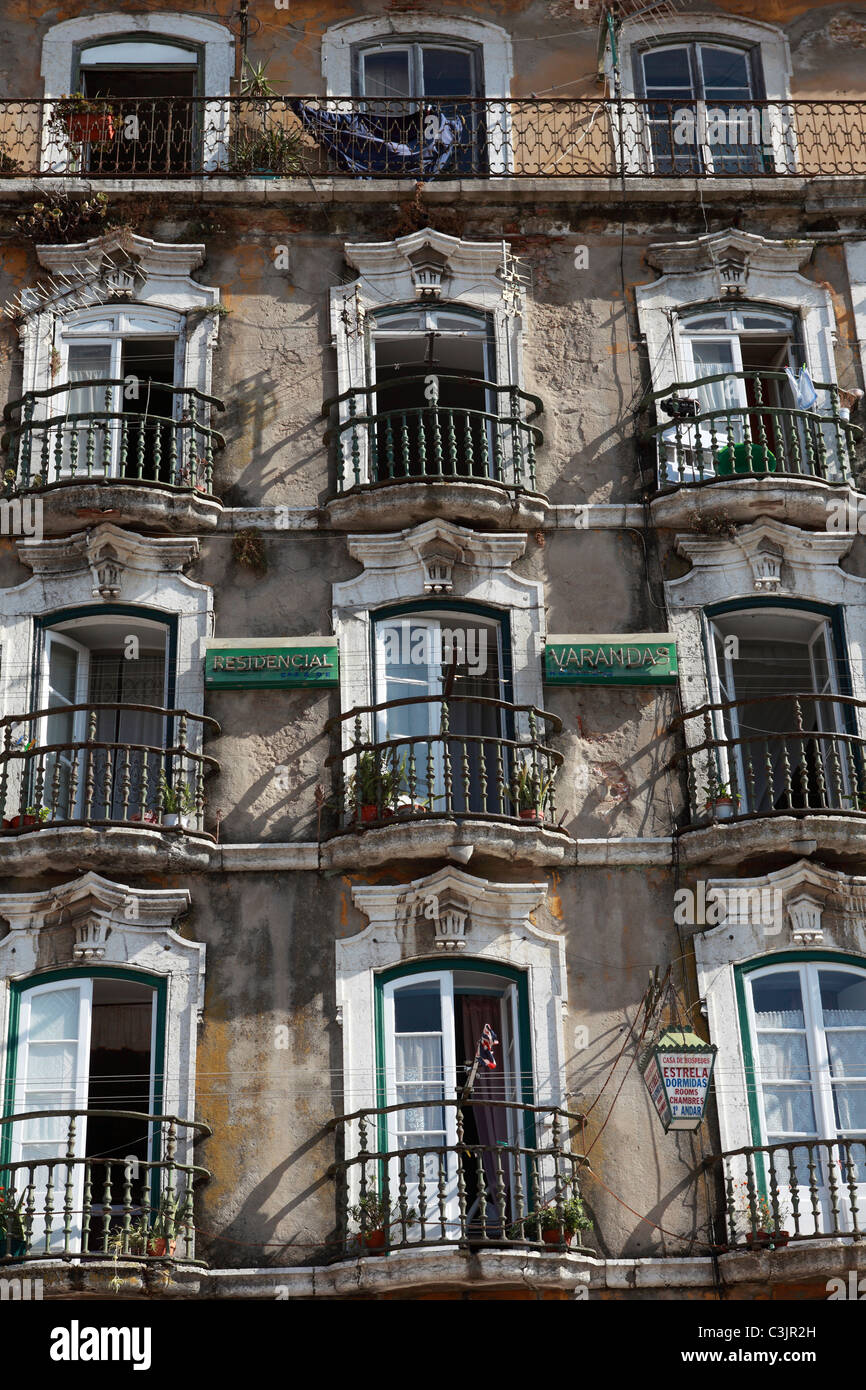 Balkone auf der Residencial Varandas im Stadtteil Alfama, Lissabon, Portugal. Stockfoto