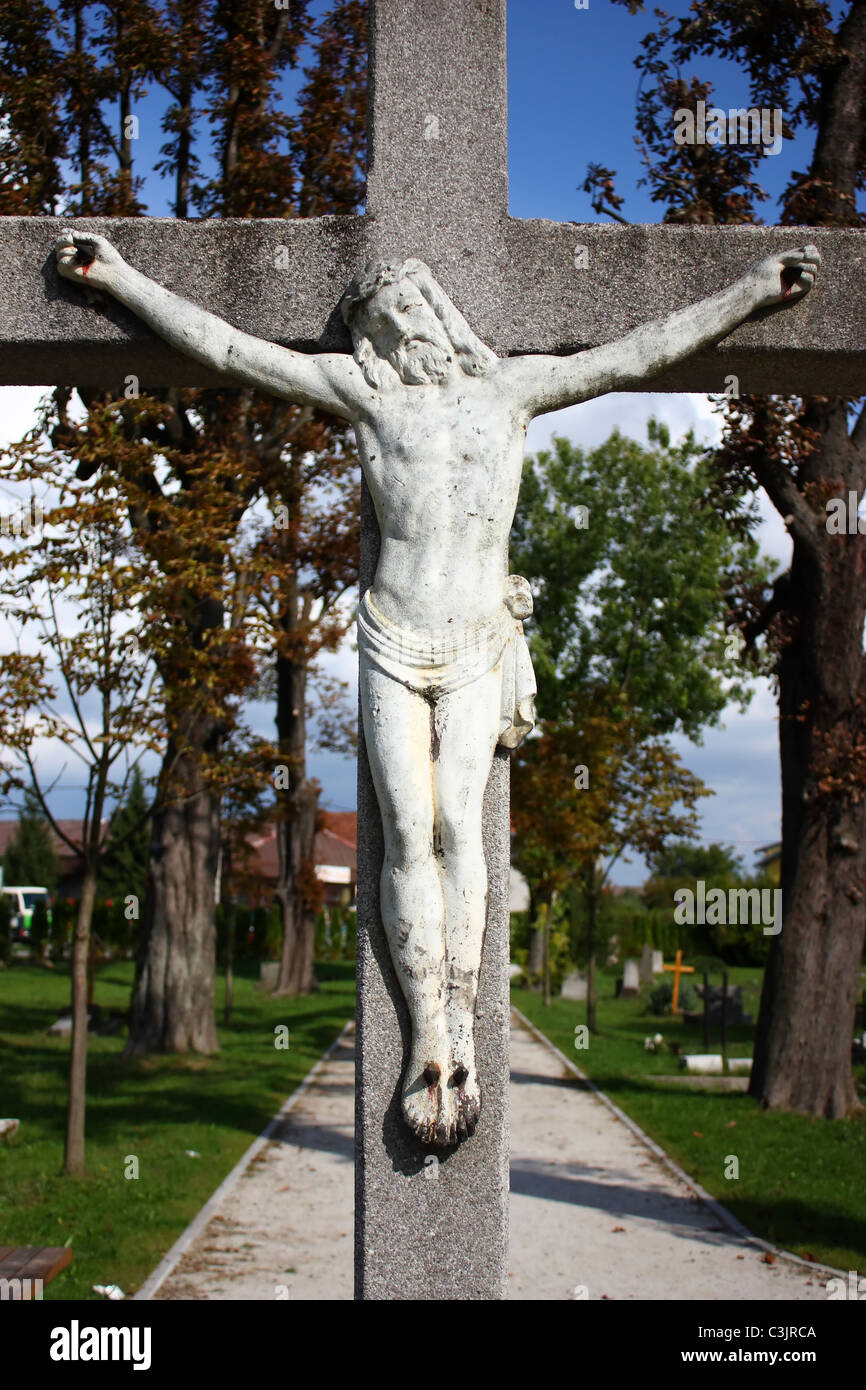 Jesus Christus gekreuzigt – ein altes Kruzifix auf Friedhof Stockfoto
