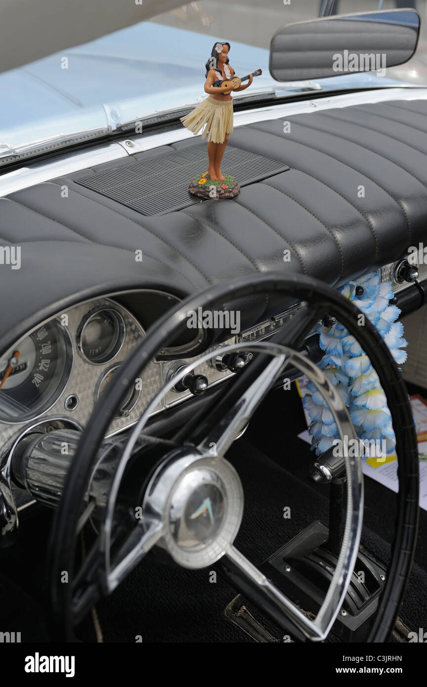 Hula girl car -Fotos und -Bildmaterial in hoher Auflösung – Alamy