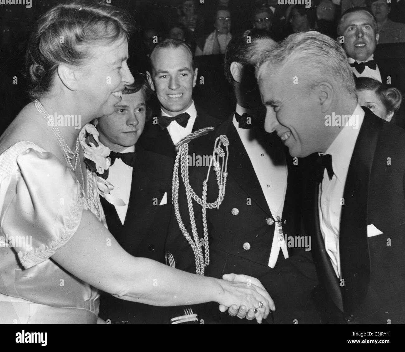 ELEANOR ROOSEVELT neben Mickey Rooney mit Mananger Peterson als sie Charlie Chaplin in 1941 Presidential Inauguration begegnet Stockfoto