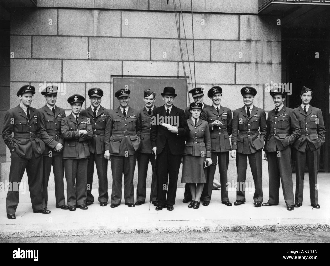LUFTSCHLACHT um England 1940 - Hugh Dowding mit einigen der "The Few' außerhalb des Air Ministry im Jahre 1942. Siehe Beschreibung unten für Namen Stockfoto