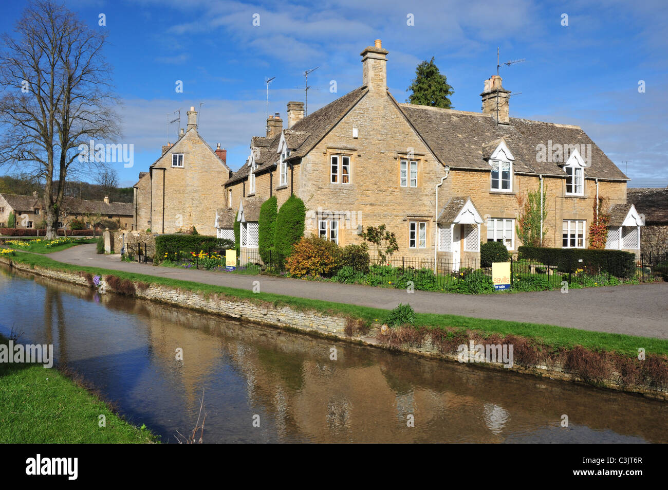 Häuser am Ufer des Flusses Auge, Lower Slaughter, Gloucestershire Stockfoto