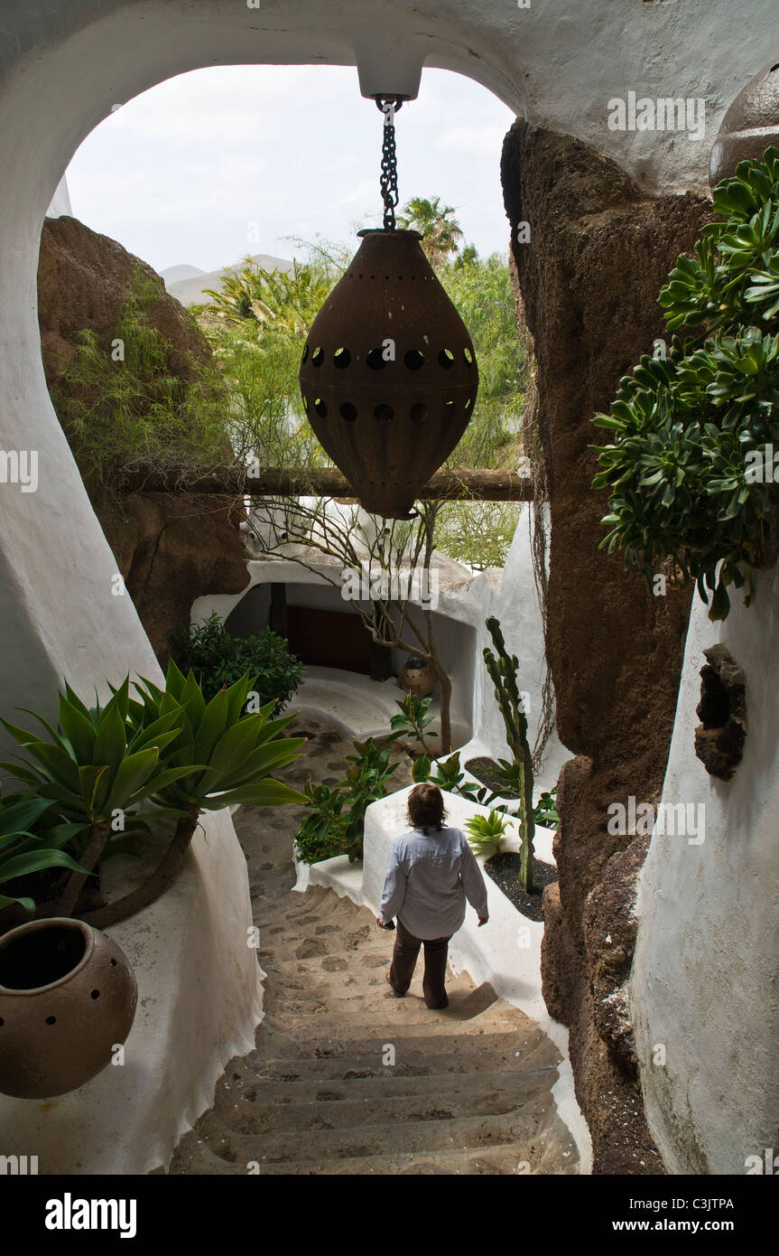 dh Lagomar House Museum NAZARET LANZAROTE Tourist Frau Museum Casa Sharif Omar Sharifs Garten Schritte Stockfoto