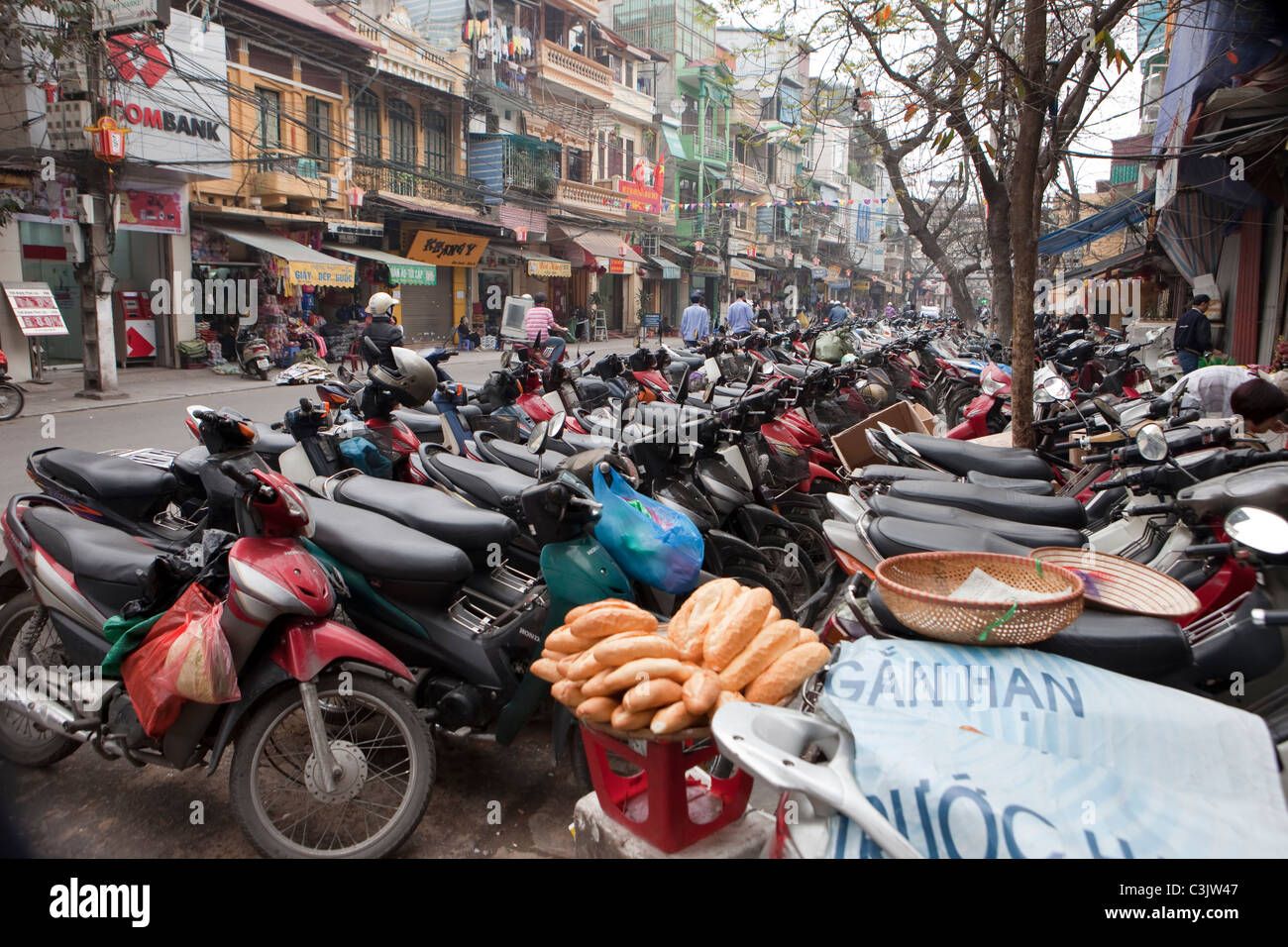 Seitenstraße mit geparkten Motorräder, alte Hanoi Stockfoto