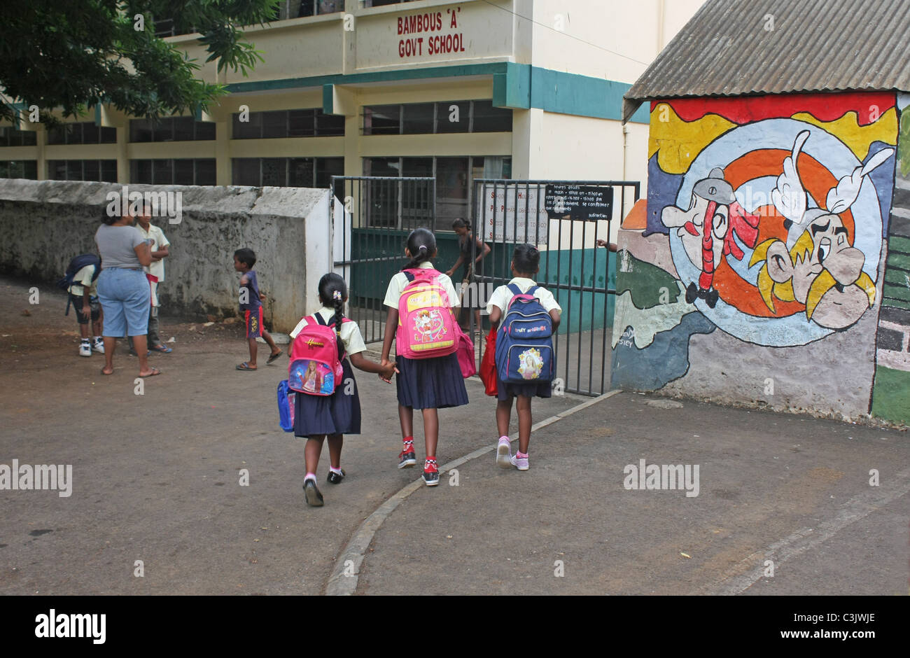 Kleine Kinder gehen zur Schule in Mauritius Stockfoto