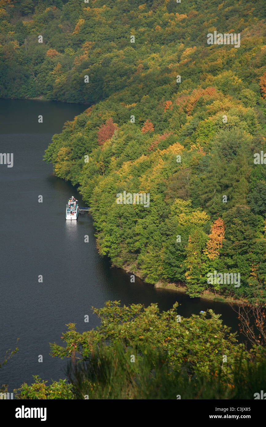 Deutschen Nationalpark Eifel, Rursee See mit touristischen Schiff Stockfoto