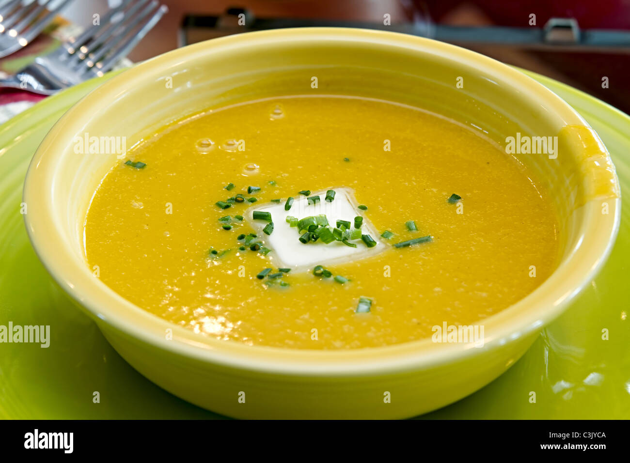 Bio-Kürbis-Suppe mit Butter und Schnittlauch Stockfoto