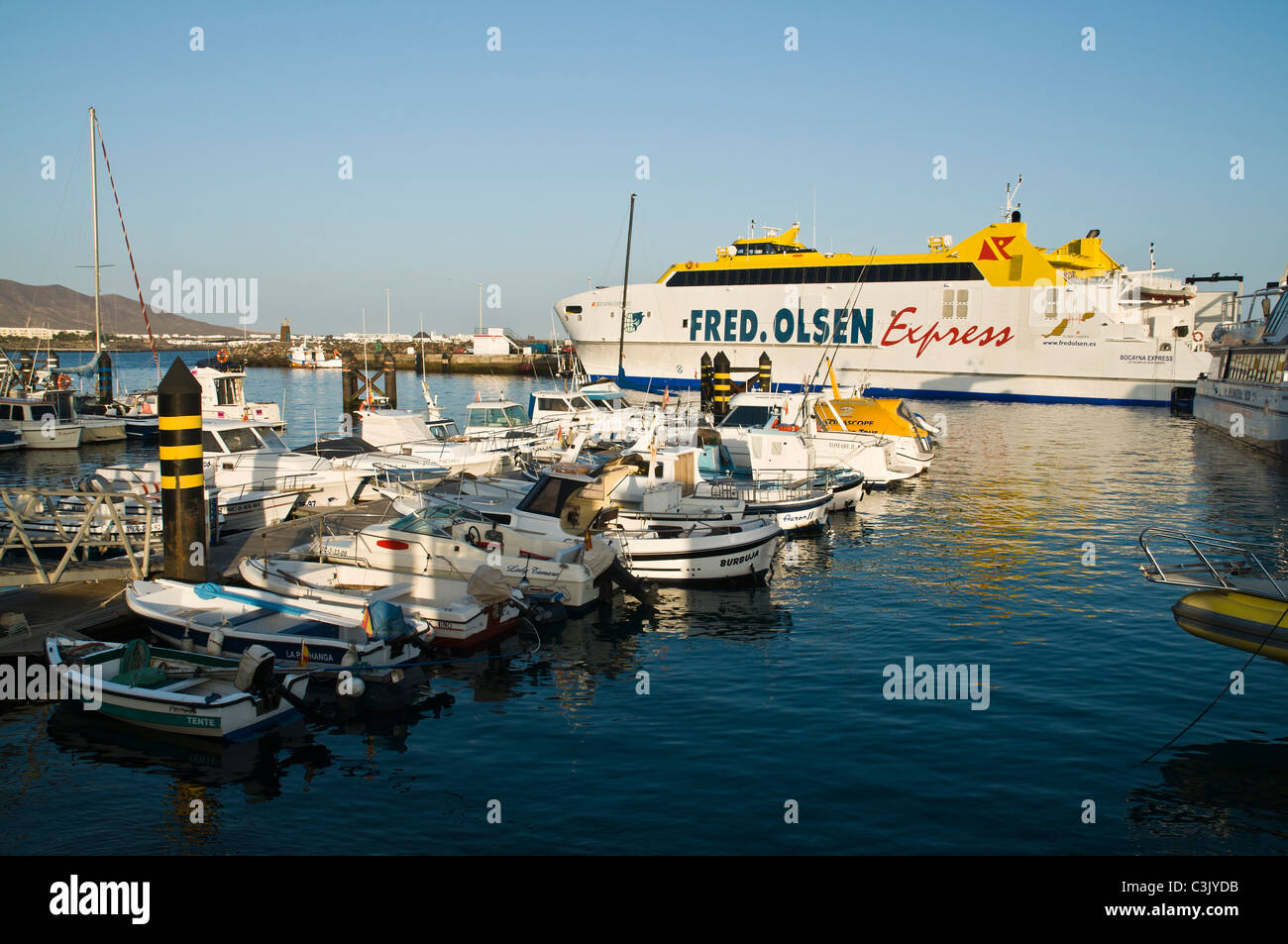 dh Playa Blanca Marina PLAYA BLANCA LANZAROTE Fred Olsen Express Fähre nach Fuerteventura und Boote im Hafen Stockfoto