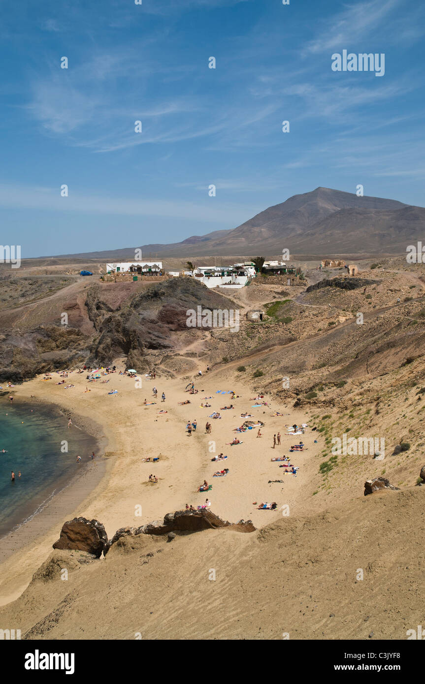 dh Playa de Papagayo PAPAGAYO LANZAROTE Playa Papagayo Strandcafés und Menschen am Strandurlaub Stockfoto
