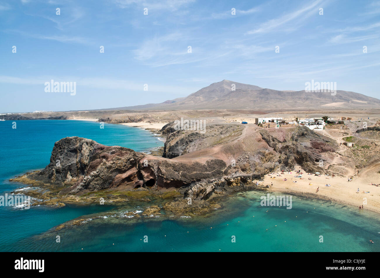 Dh Playa de Papagayo Playas de Papagayo Lanzarote Playa Papagayo Strand Cafes und Leute am Strand Lanzarote Kanarische Inseln Stockfoto