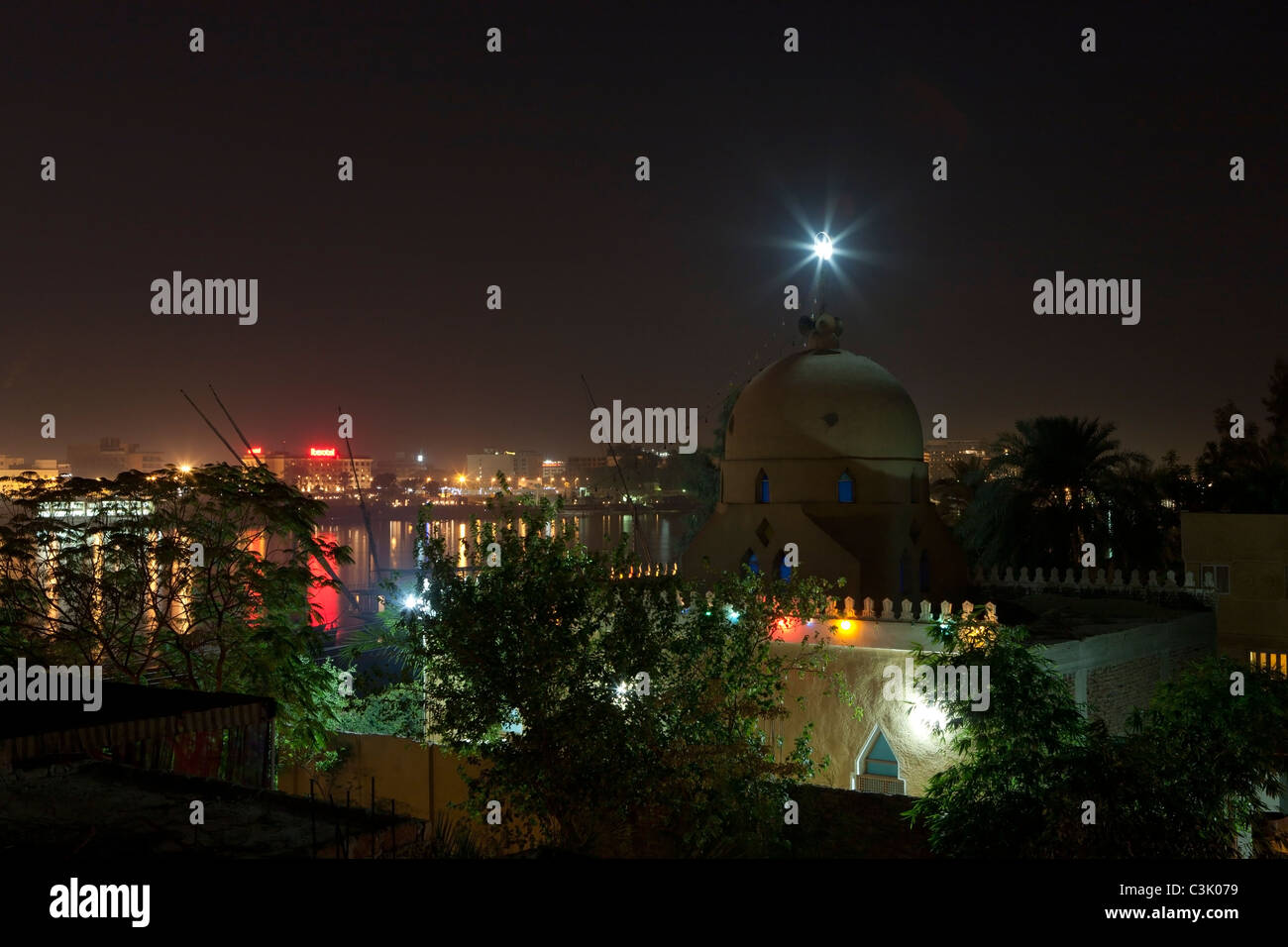 Nachts schossen nahe des Domes eine kleine Moschee auf dem Westufer des Nil, Luxor, Ägypten Stockfoto