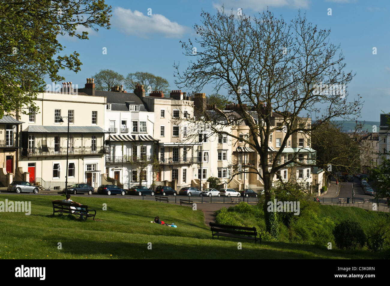 dh Sion Hill CLIFTON DORF BRISTOL Menschen entspannend Park Stadt Haus Wohnungen Gehäuse öffentlichen Raum städtischen grünen uk Häuser Stockfoto