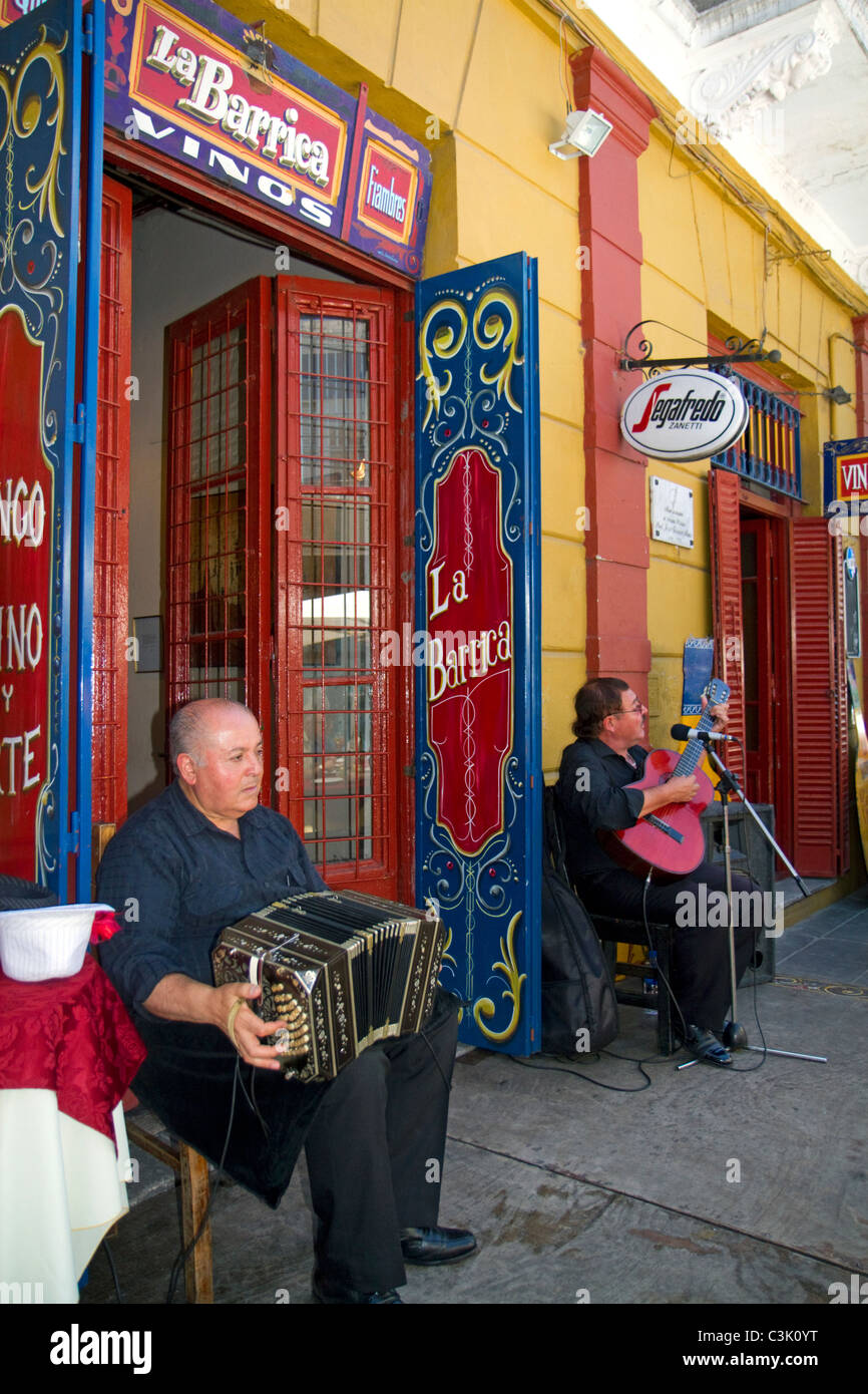 Argentinische Mann spielt das Akkordeon im Barrio La Boca in Buenos