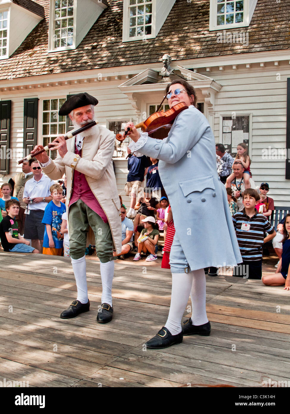 In historischen Kostümen, spielen Musiker Geige und Querflöte außerhalb der Raleigh Tavern in Colonial Williamsburg, VA. Stockfoto