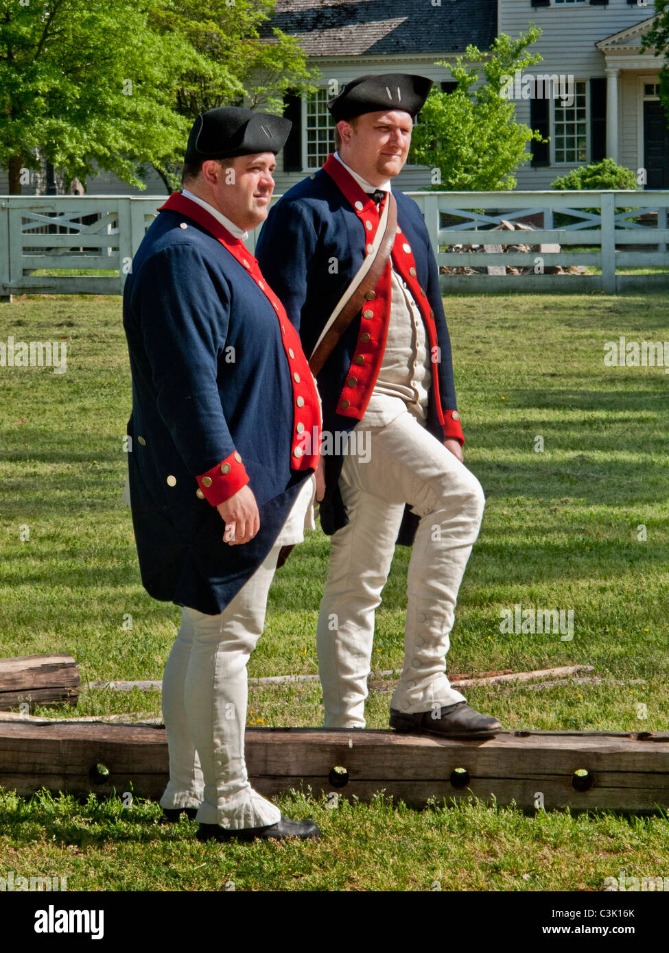 In historischen Uniformen, porträtieren Reenactors Soldaten in Colonial Williamsburg, VA. Stockfoto