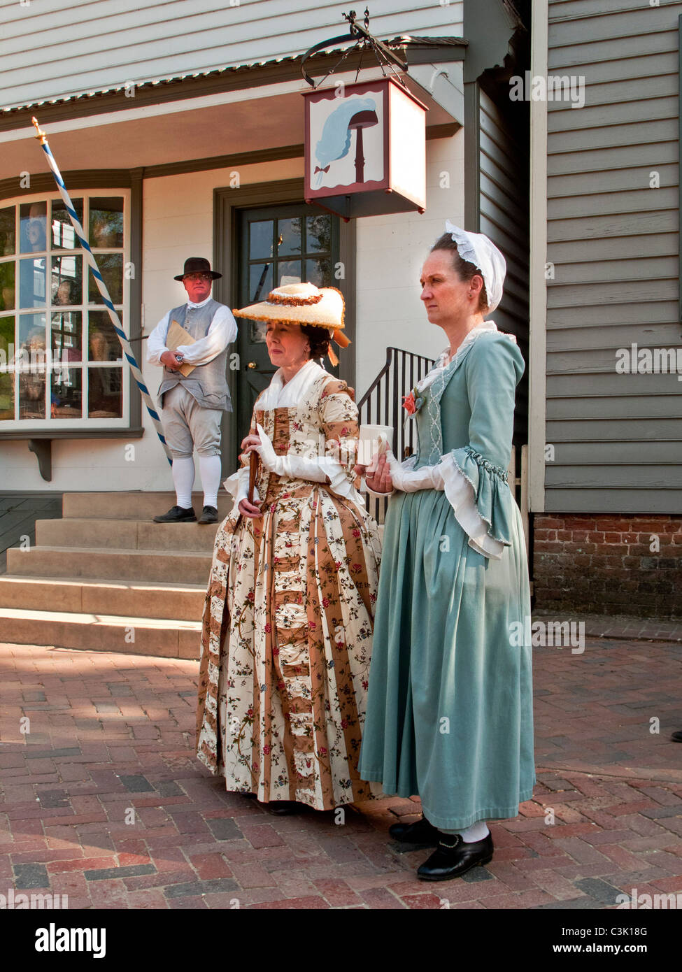 Schauspielerinnen Kleid in historischer Kleidung auf den Straßen von Colonial Williamsburg, VA, ein "living History" Museum mit Reenactors. Stockfoto