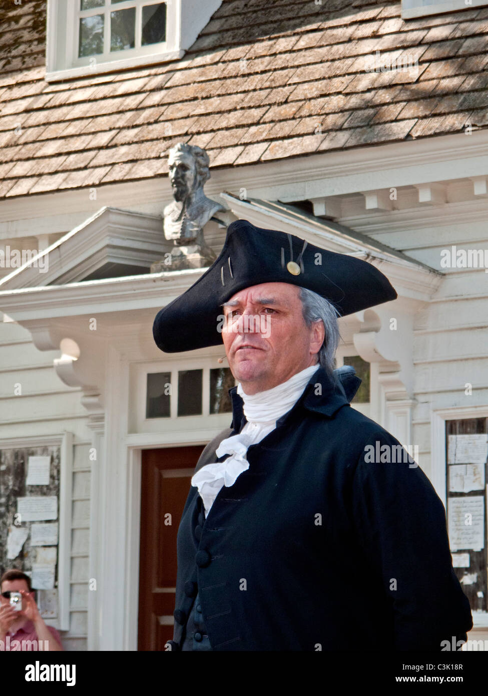 Schauspieler George Washington Darstellung hält eine Rede außerhalb der Raleigh Tavern in Colonial Williamsburg, VA. Stockfoto
