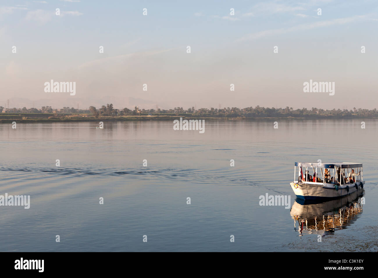 Ein Nil-Wassertaxi reflektiert perfekt, unten rechts der Schuss mit große Wasserfläche offen ruhig hinter, Ägypten Stockfoto