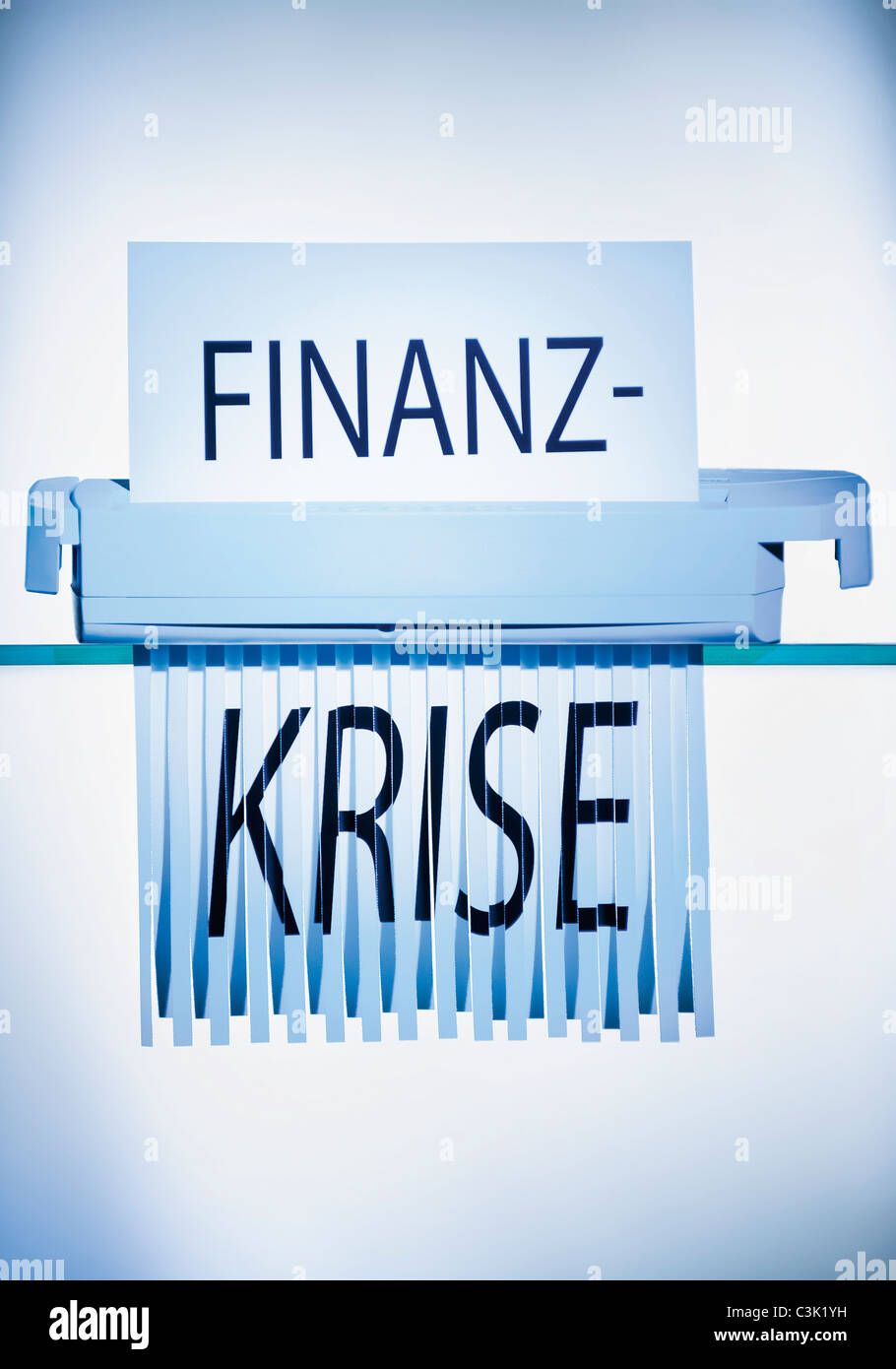 Begriff Wirtschafts-und Finanzkrise auf Papier Schreddern in Aktenvernichter Stockfoto