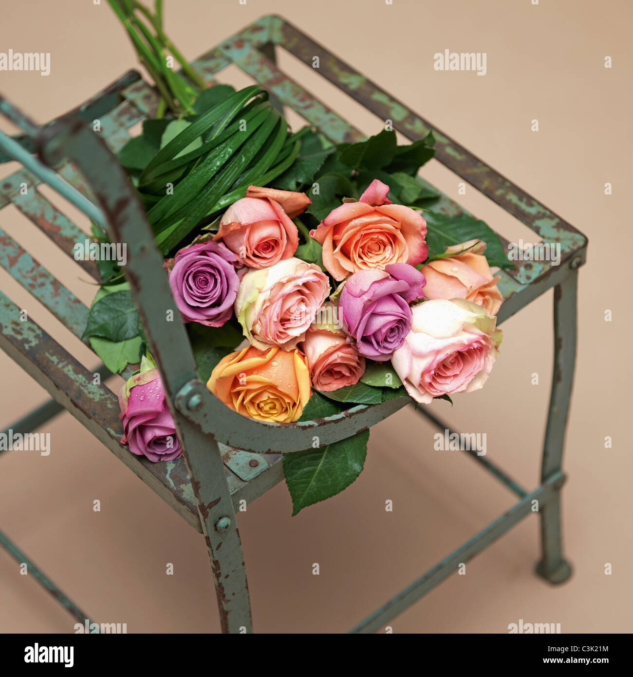 Rose Bouquet auf Stuhl, Nahaufnahme Stockfoto