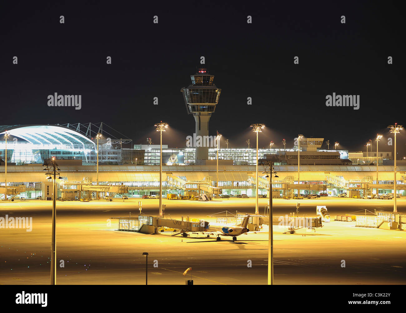 Deutschland, München, Blick auf München Flughafen bei Nacht Stockfoto