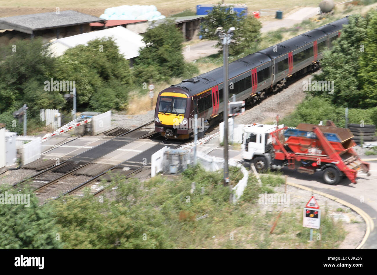 Zug am Bahnübergang Stockfoto