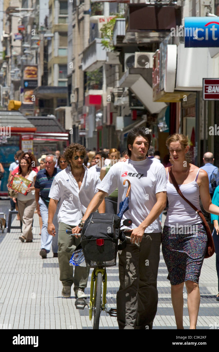 Fußgänger auf Florida Street im Retiro Barrio von Buenos Aires, Argentinien. Stockfoto