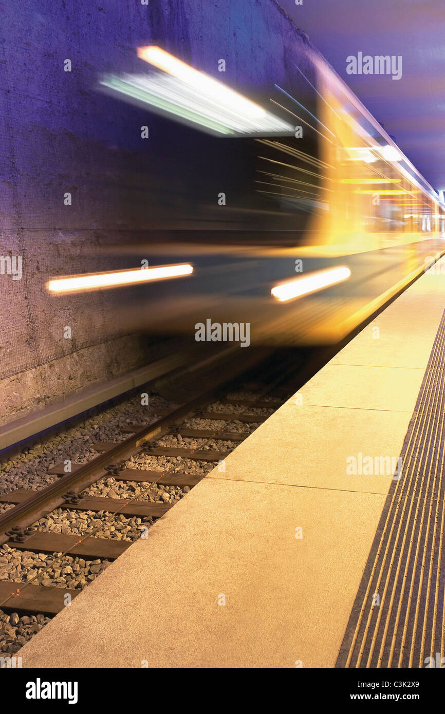 Deutschland, München, U-Bahn Zug bewegen speedly Stockfoto