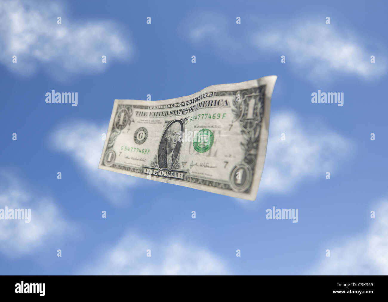 Dollarschein in blauen Himmel weht Stockfoto