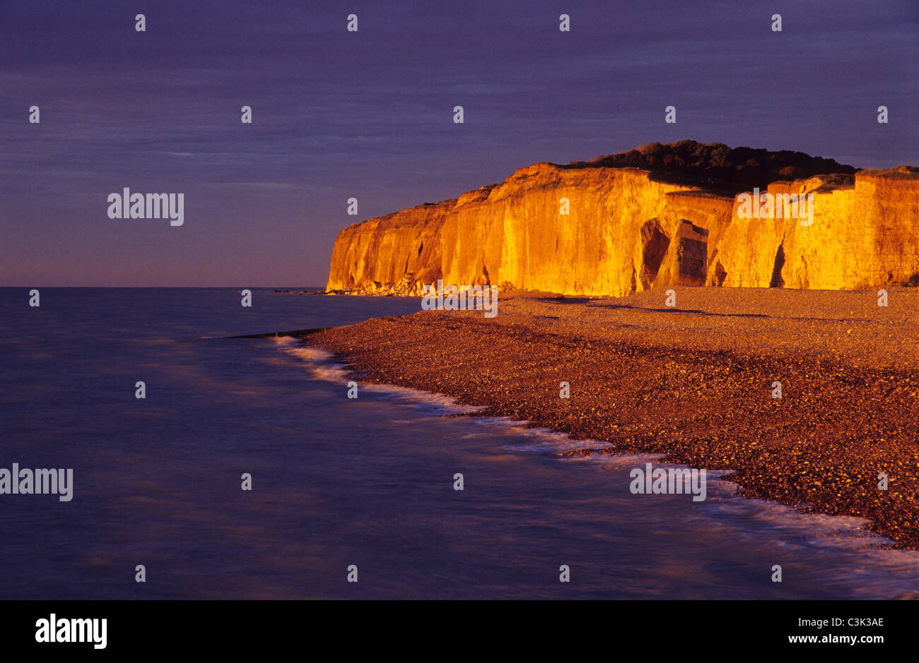 mit Bunker aus dem zweiten beleuchtet Sonnenuntergang Cote d'Albatre (Alabaster-Küste). Weltkrieg in Quiberville, Normandie Stockfoto