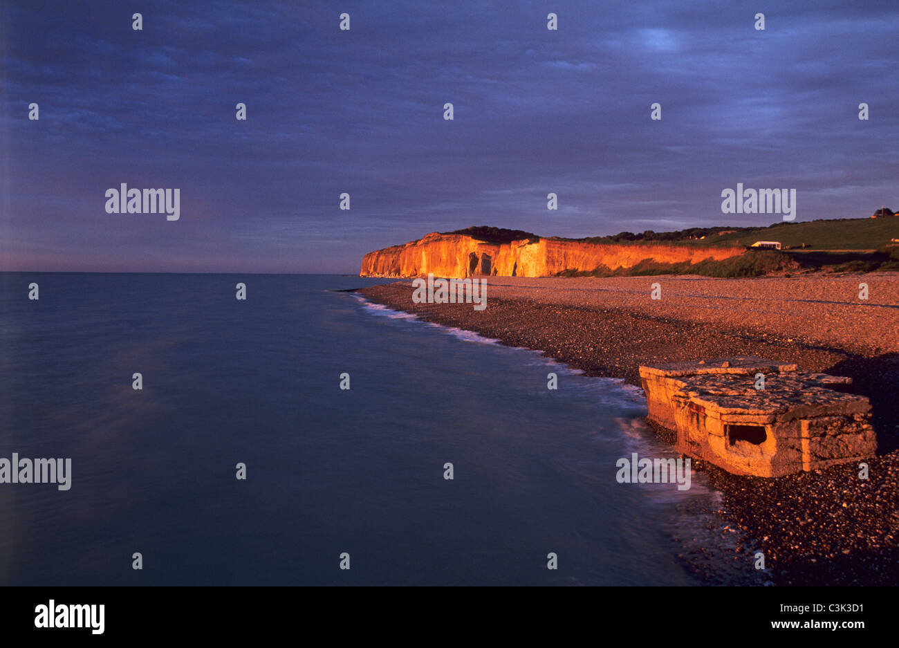 mit Bunker aus dem zweiten beleuchtet Sonnenuntergang Cote d'Albatre (Alabaster-Küste). Weltkrieg in Quiberville, Normandie Stockfoto
