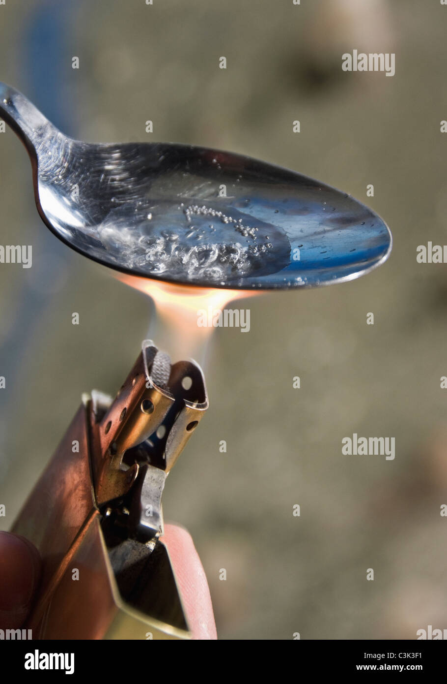 Heroin wird beheizt mit Feuerzeug, Nahaufnahme Stockfoto