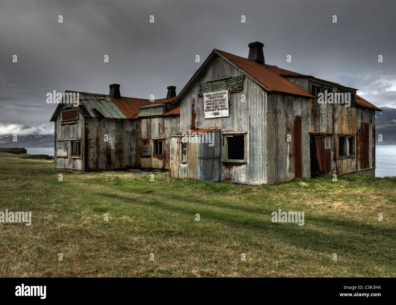 Island, Blick auf verlassenen Holzhütte Stockfoto
