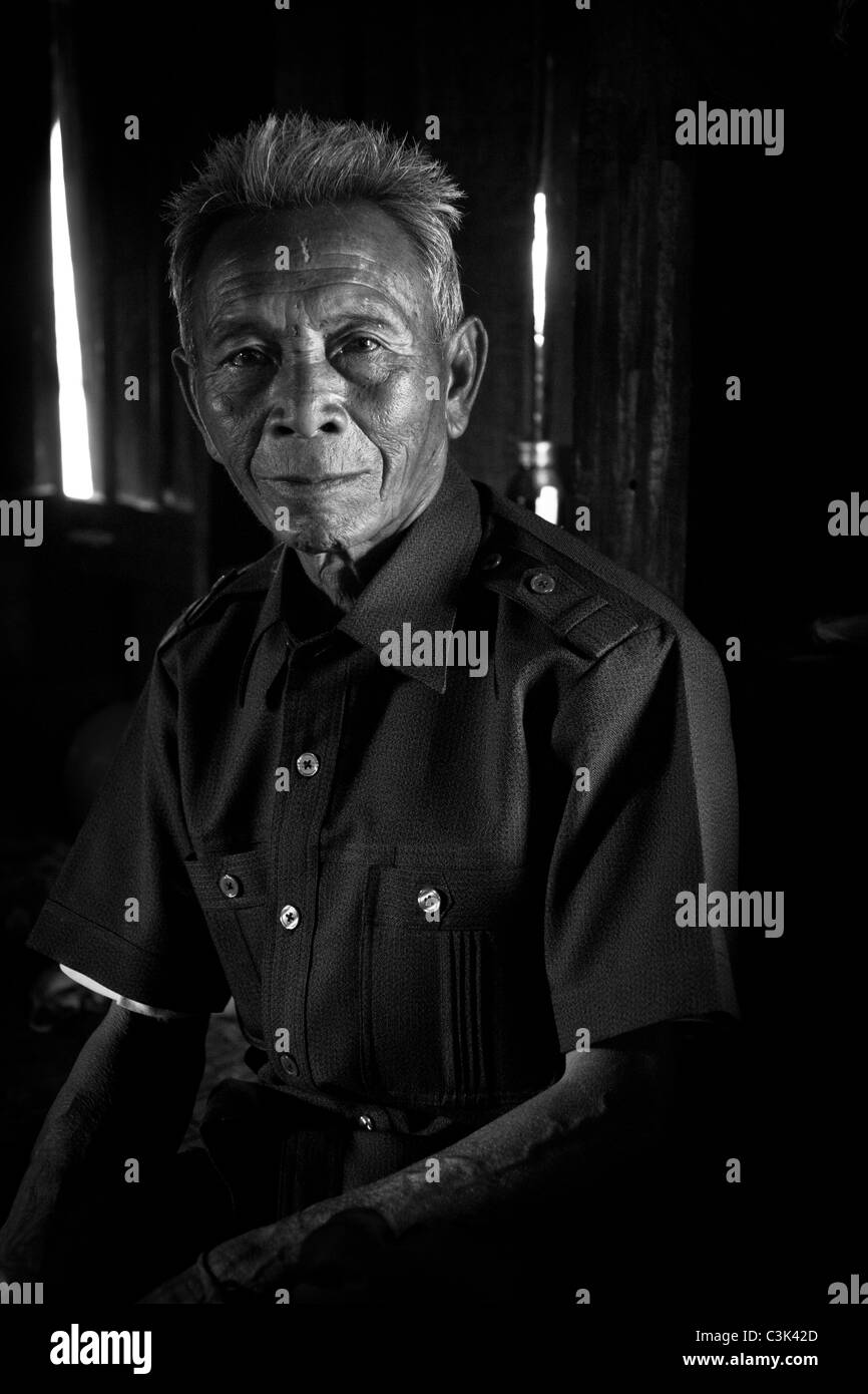 Porträt von einem mittleren Alter Hmong Mann in der Xiangkhouang Provinz, Laos Stockfoto