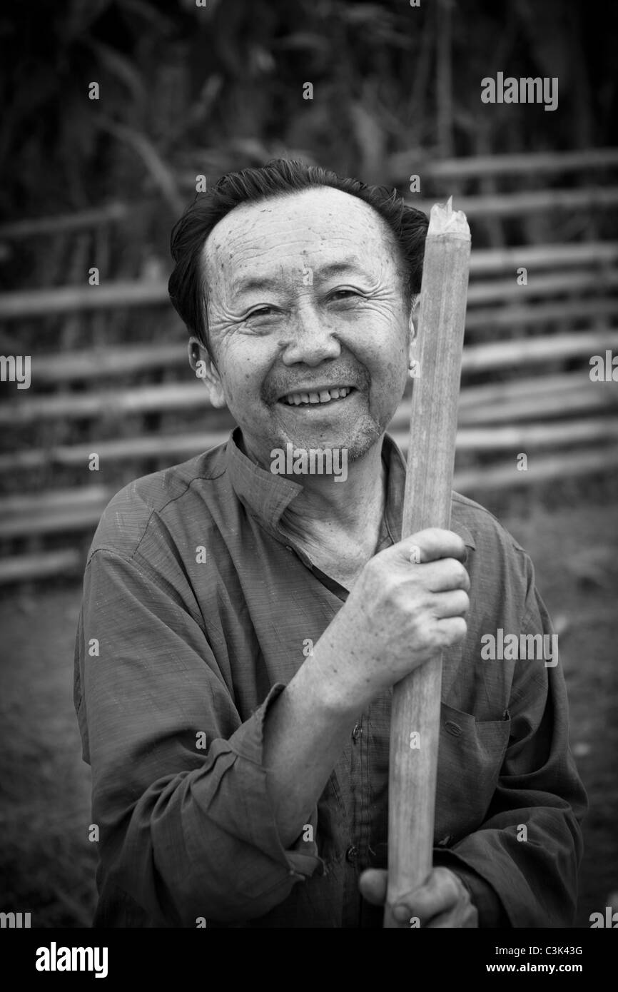 Applying Mann in ländlichen Laos Stockfoto