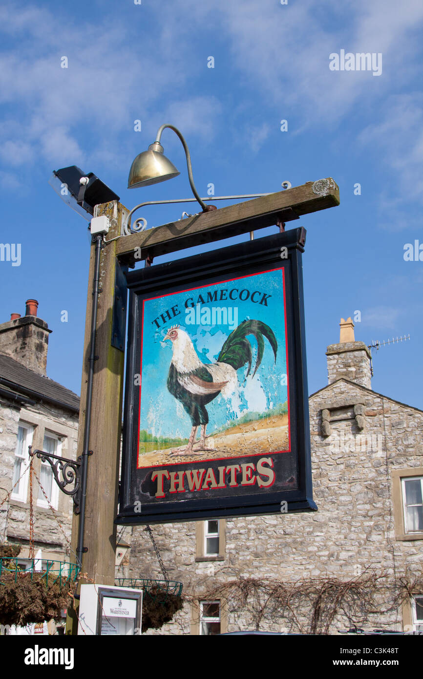 Die Gamecock Öffentlichkeit Hauszeichen, im Dorf Austwick, Bestandteil der Yorkshire Dales National Park, England, UK Stockfoto