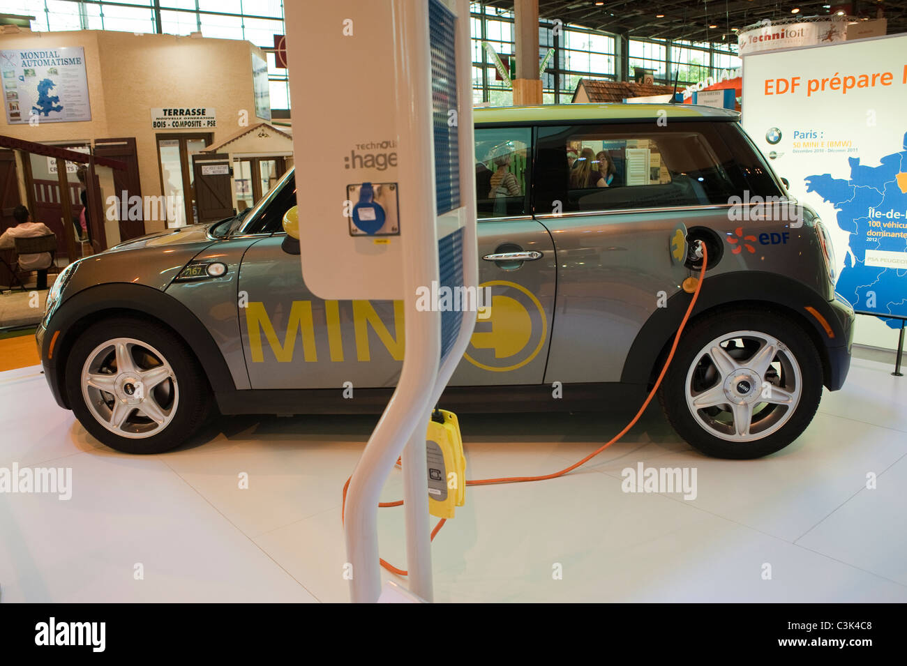 Paris, Frankreich, EDF Elektroautos, zum Verkauf, Mini, Detail, Seitenansicht, auf der Messe ausgestellt, „Foire de Paris“ Shopping, verantwortungsvolles Marketing, Ladestecker Stockfoto