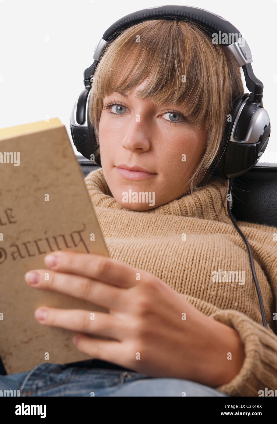 Junge Frau mit Kopfhörern Musik hören, Porträt Stockfoto