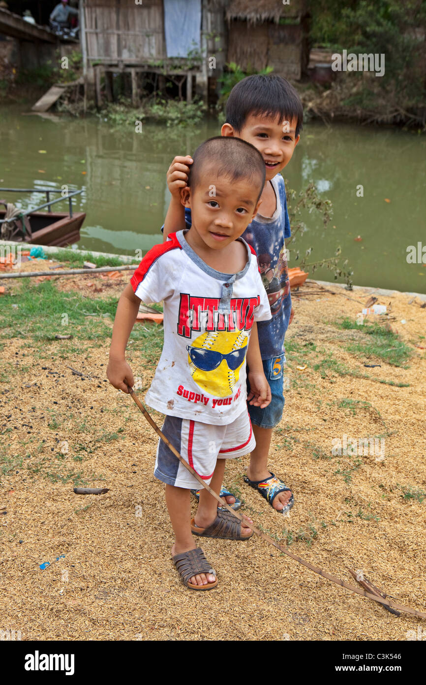 Zwei Lausbuben, Mekong River Delta, Vietnam Stockfoto