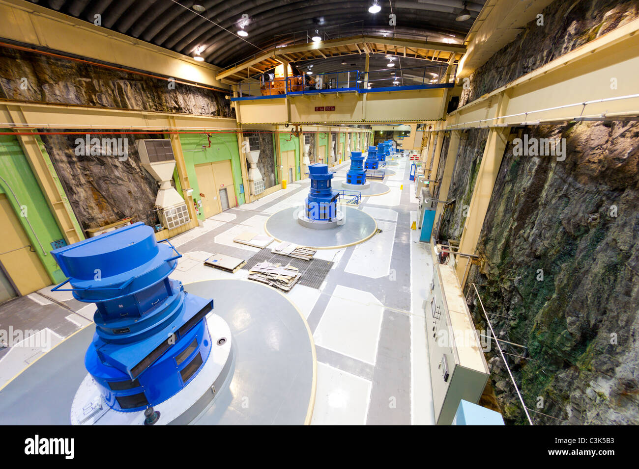Generatorraum des Wasserkraftwerks Stockfoto